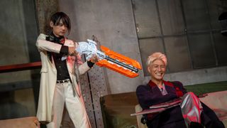 微笑むジークに銃口を向けるノクス…「仮面ライダーゼッツ」第31話場面カット