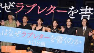 綾瀬はるか、黒ドレスで登場！菅田将暉、妻夫木聡らと『人はなぜラブレターを書くのか』初日舞台挨拶