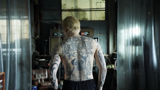 町田啓太、上半身びっしりタトゥー公開　Netflix「九条の大罪」メイキングカット集