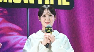 トリンドル玲奈、第1子出産後初の公の場！ショートヘア＆純白ドレスで輝く笑顔