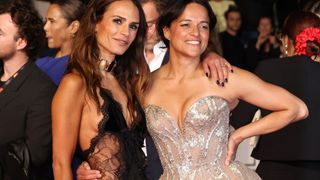 『ワイルド・スピード』ミア女優、大胆サイド空き　美麗ドレスで魅了！カンヌにキャスト登場