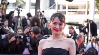 綾瀬はるか、美しいデコルテ際立つ黒ドレスでレッドカーペット登壇！【第79回カンヌ国際映画祭】