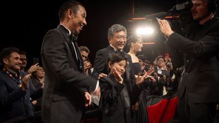 是枝裕和監督、綾瀬はるか、大悟（千鳥）らに9分のスタンディングオベーション【第79回カンヌ国際映画祭】