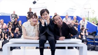 綾瀬はるか、バレンシアガの白ドレスで大悟（千鳥）とフォトコールへ！【第79回カンヌ国際映画祭】
