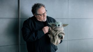 グローグー、ジョン・ファヴロー監督とポーズ！『スター・ウォーズ／マンダロリアン・アンド・グローグー』