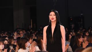 三吉彩花、美背中＆タトゥー披露！『キングダム　魂の決戦』ワールドプレミア