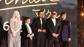 香取慎吾、マイケルの甥ジャファー・ジャクソンに花束贈呈！映画『Michael／マイケル』ジャパンプレミア