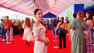 広瀬アリス、胸元ざっくり美麗ドレスで『トイ・ストーリー5』ワールドプレミア参加