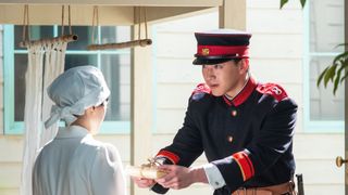 【画像9枚】朝ドラ「風、薫る」直美（上坂樹里）と小川（甲斐翔真）が中庭で…第69回場面写真