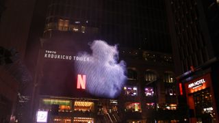歌舞伎町にガス人間出現!?UTA登壇、Netflix「ガス人間」空飛ぶスクリーンイベント