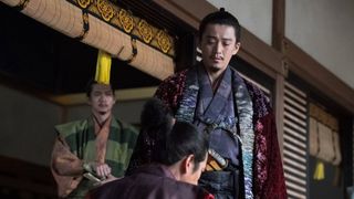 信長（小栗旬）が光秀（要潤）を殴る蹴る…「豊臣兄弟！」第27回場面写真