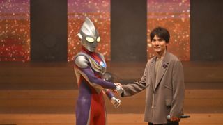 長野博、「ウルトラマンティガ」30周年ステージでティガと握手！「ウルトラマンの日 in 杉並公会堂」