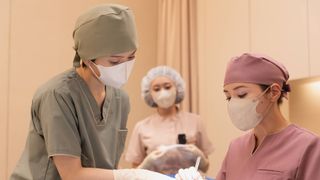キャストが特殊メイクで激変！Netflix「ダウンタイム」場面写真＜10点＞