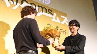 A24新作『バックルームズ』監督来日！「デススト」小島秀夫監督が花束贈呈