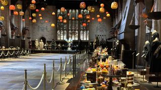 ハロウィーン仕様の大広間！スタジオツアー東京の特別企画「闇の魔術ハロウィーン」内覧会