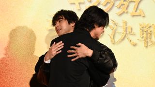 山崎賢人、山田裕貴とハグ！『キングダム　魂の決戦』超特大ヒット御礼舞台挨拶の様子