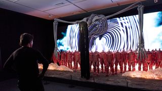 トム・クルーズ「進撃の巨人」展示に見入る「MAPPA EXPO 15th Anniversary」訪問