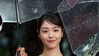 唐田えりか＆知英、美しいデコルテ“魅せ”ドレスで魅了！