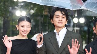 北村匠海＆出口夏希、相合傘でレッドカーペットへ