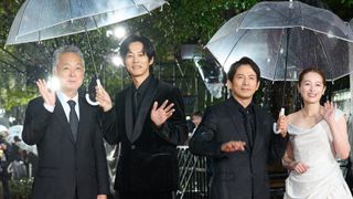 『SUKIYAKI』岡田准一＆松坂桃李＆清野菜名、雨の中ファンの声援に応える！