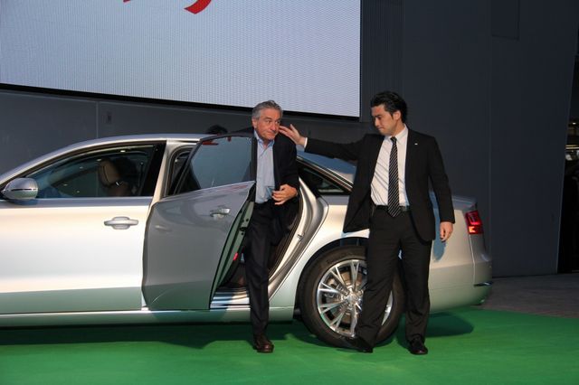 ロバート・デ・ニーロ来日でファン殺到!『マラヴィータ』のジャパンプレミアギャラリー:フォトギャラリー