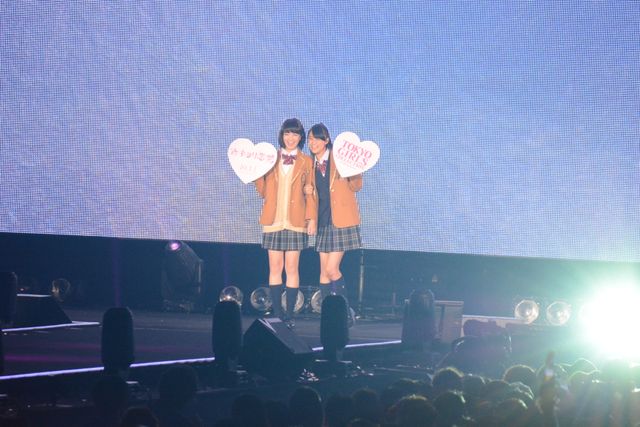 【送料無料】小松菜奈・山本美月さん掲載ページ（ポスターサイズ）#8825 画像・写真 | 小松菜奈、超ミニスカで“圧巻美脚”「また伝説級の