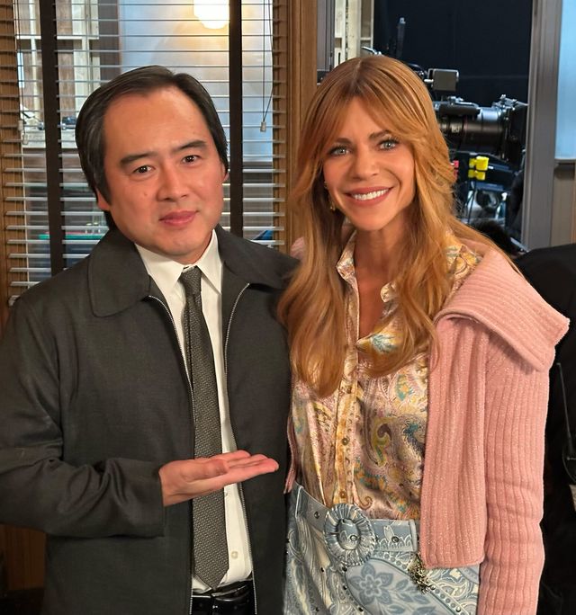 「ハイ・ポテンシャル」撮影現場での尾崎英二郎＆主演のケイトリン・オルソン（本人提供）