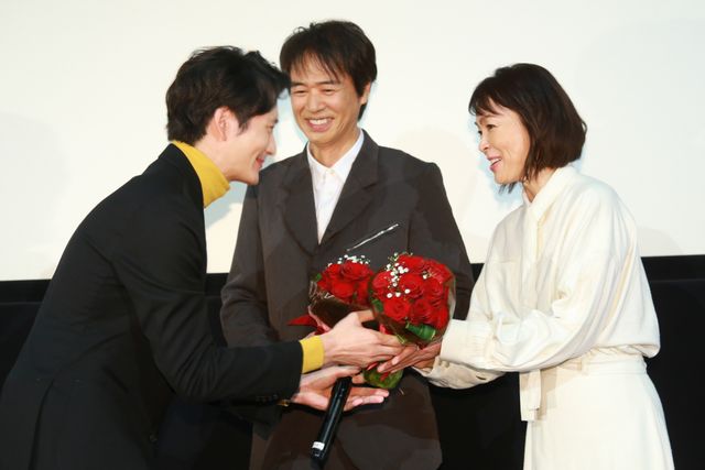 勤労感謝の日！両親役の時任＆財前に花束を渡す岡田将生：フォトギャラリー