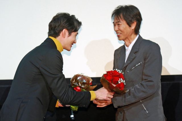 勤労感謝の日！両親役の時任＆財前に花束を渡す岡田将生（2枚目）