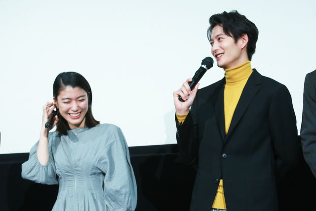 勤労感謝の日！両親役の時任＆財前に花束を渡す岡田将生（3枚目）