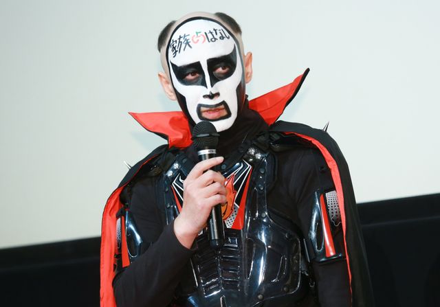 勤労感謝の日！両親役の時任＆財前に花束を渡す岡田将生（4枚目）