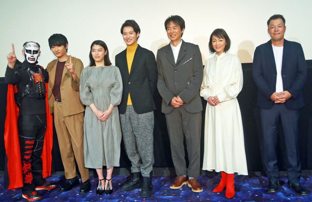 勤労感謝の日！両親役の時任＆財前に花束を渡す岡田将生（5枚目）