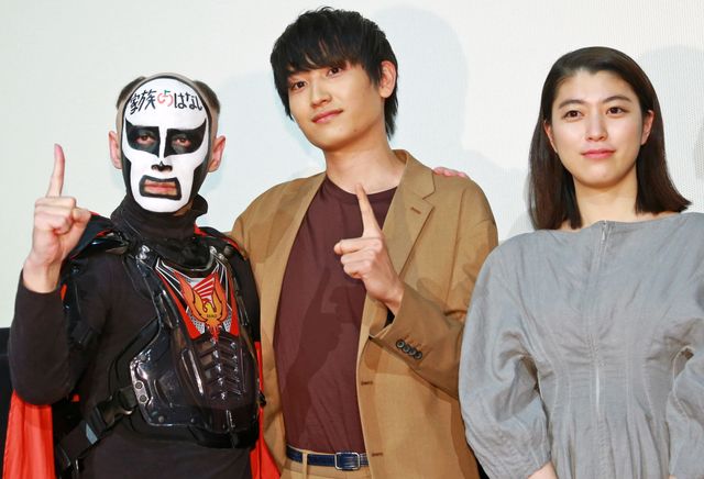 勤労感謝の日！両親役の時任＆財前に花束を渡す岡田将生（6枚目）