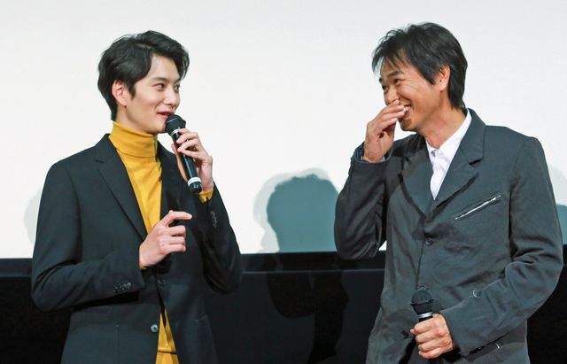 勤労感謝の日！両親役の時任＆財前に花束を渡す岡田将生（7枚目）