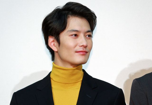 勤労感謝の日！両親役の時任＆財前に花束を渡す岡田将生（8枚目）