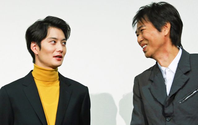 勤労感謝の日！両親役の時任＆財前に花束を渡す岡田将生（9枚目）