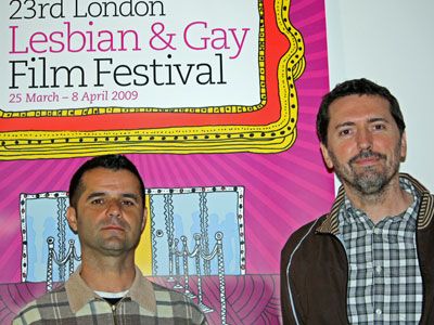 「同性婚はどうぞ当村で！」フランシスコ・マロト・ガルシア村長（左）とアンドレス・ルビオ監督（右）