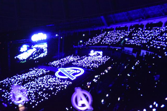 頬を寄せ合うロバート・ダウニー・Jr＆ジェレミー・レナー！『アベンジャーズ』ファンイベントの様子：フォトギャラリー