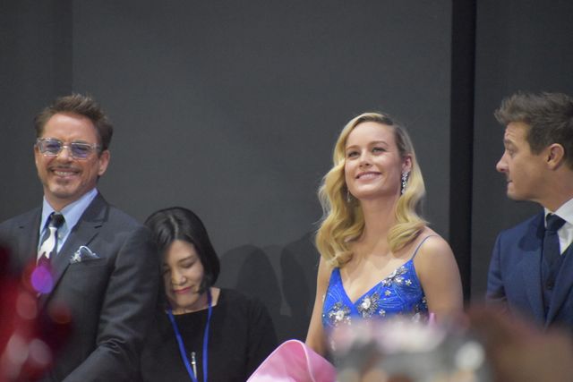 頬を寄せ合うロバート・ダウニー・Jr＆ジェレミー・レナー！『アベンジャーズ』ファンイベントの様子（5枚目）