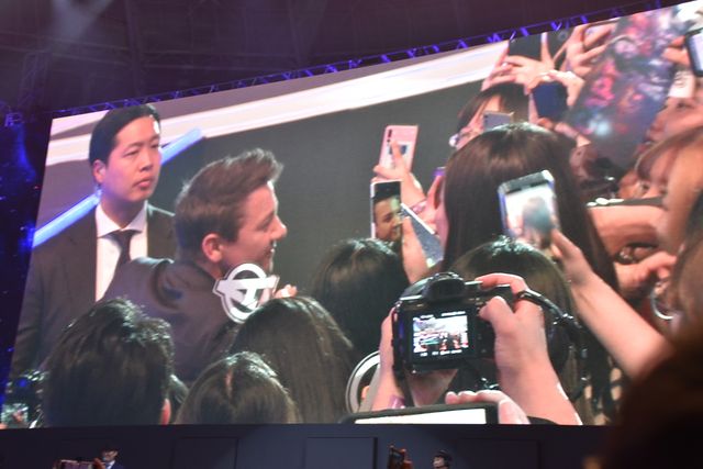 頬を寄せ合うロバート・ダウニー・Jr＆ジェレミー・レナー！『アベンジャーズ』ファンイベントの様子（6枚目）