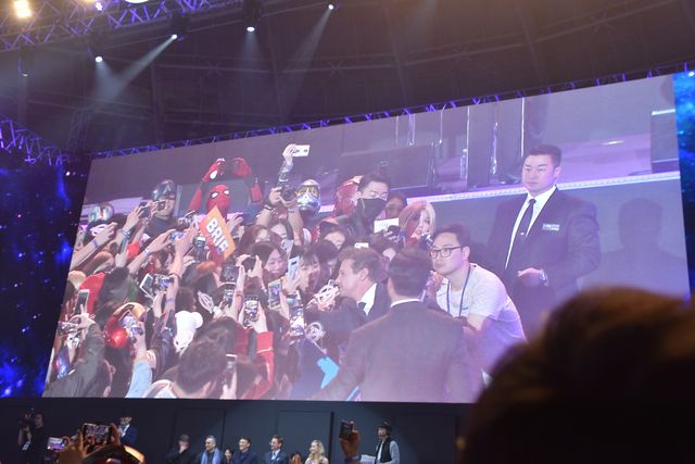 頬を寄せ合うロバート・ダウニー・Jr＆ジェレミー・レナー！『アベンジャーズ』ファンイベントの様子（7枚目）