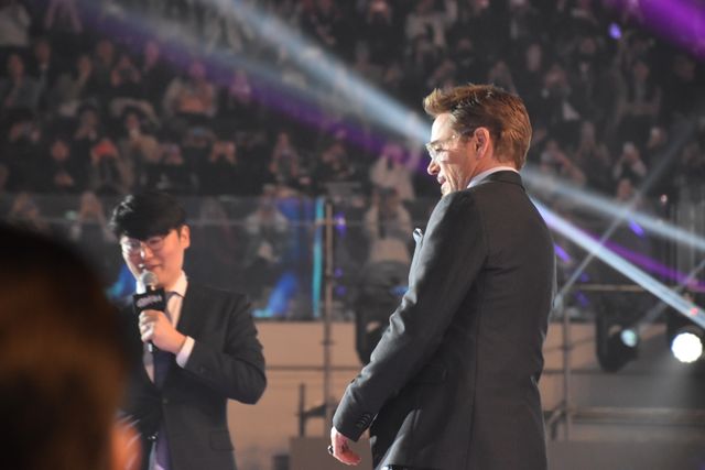 頬を寄せ合うロバート・ダウニー・Jr＆ジェレミー・レナー！『アベンジャーズ』ファンイベントの様子（8枚目）