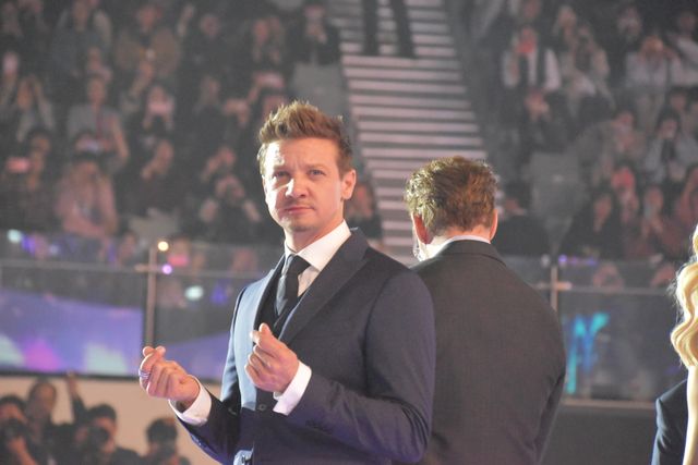 頬を寄せ合うロバート・ダウニー・Jr＆ジェレミー・レナー！『アベンジャーズ』ファンイベントの様子（9枚目）