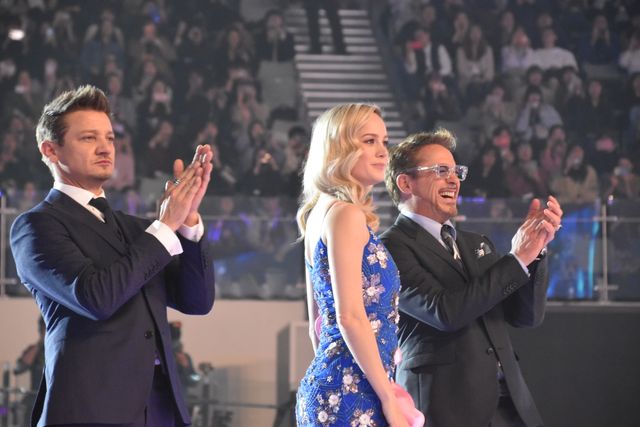 頬を寄せ合うロバート・ダウニー・Jr＆ジェレミー・レナー！『アベンジャーズ』ファンイベントの様子（10枚目）