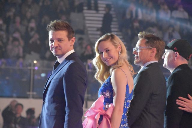 頬を寄せ合うロバート・ダウニー・Jr＆ジェレミー・レナー！『アベンジャーズ』ファンイベントの様子（12枚目）