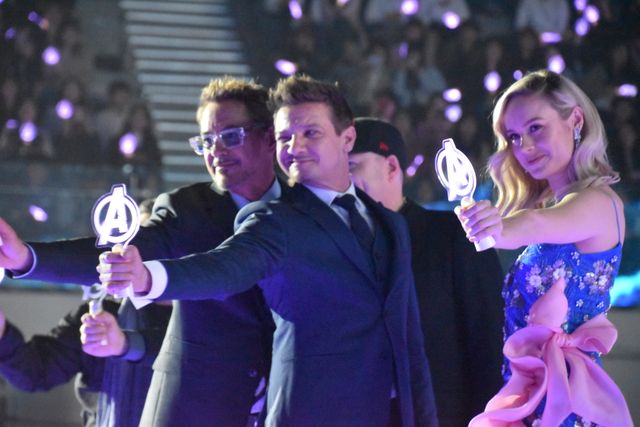 頬を寄せ合うロバート・ダウニー・Jr＆ジェレミー・レナー！『アベンジャーズ』ファンイベントの様子（14枚目）