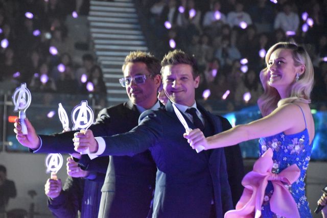 頬を寄せ合うロバート・ダウニー・Jr＆ジェレミー・レナー！『アベンジャーズ』ファンイベントの様子（15枚目）