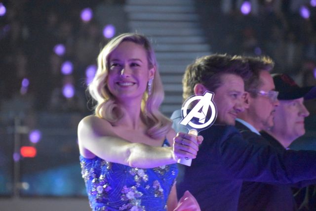 頬を寄せ合うロバート・ダウニー・Jr＆ジェレミー・レナー！『アベンジャーズ』ファンイベントの様子（16枚目）