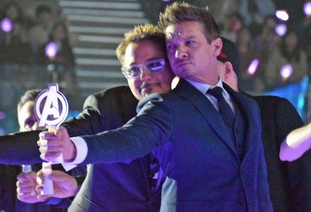 頬を寄せ合うロバート・ダウニー・Jr＆ジェレミー・レナー！『アベンジャーズ』ファンイベントの様子（19枚目）