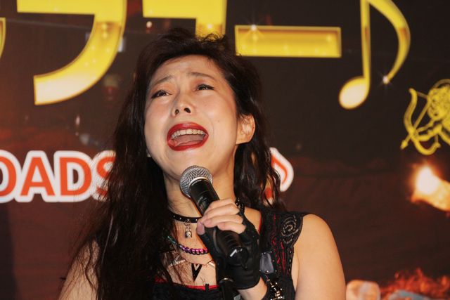 椿鬼奴のシンディ・ローパー風ダンス！フォトギャラリー（3枚目）